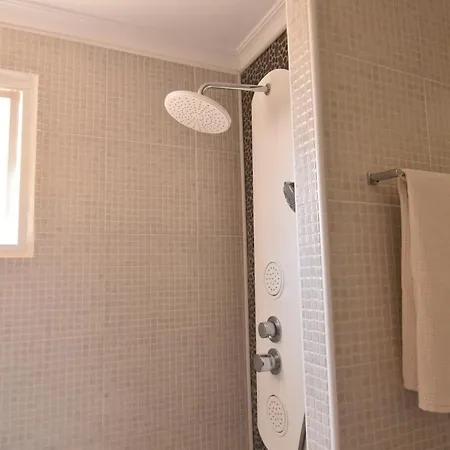 A Bright With A Pool Apartment *