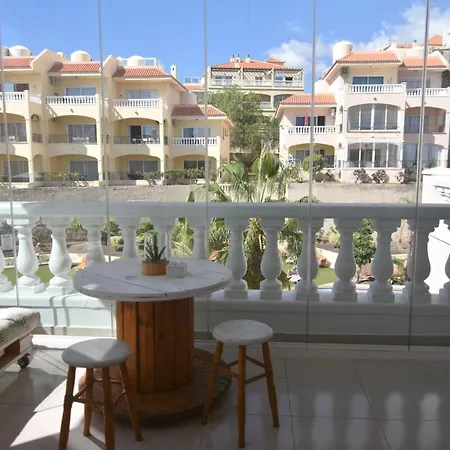 A Bright With A Pool Apartment *