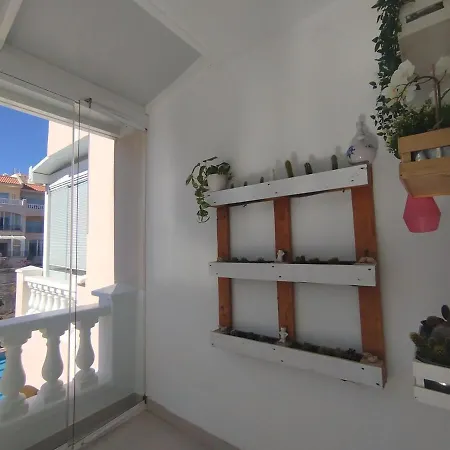 Apartamento A Bright With A Pool *