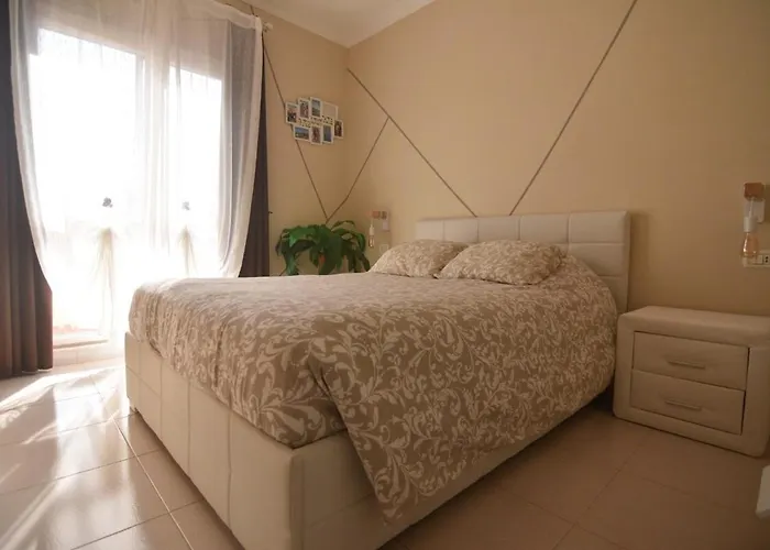 Apartamento A Bright With A Pool