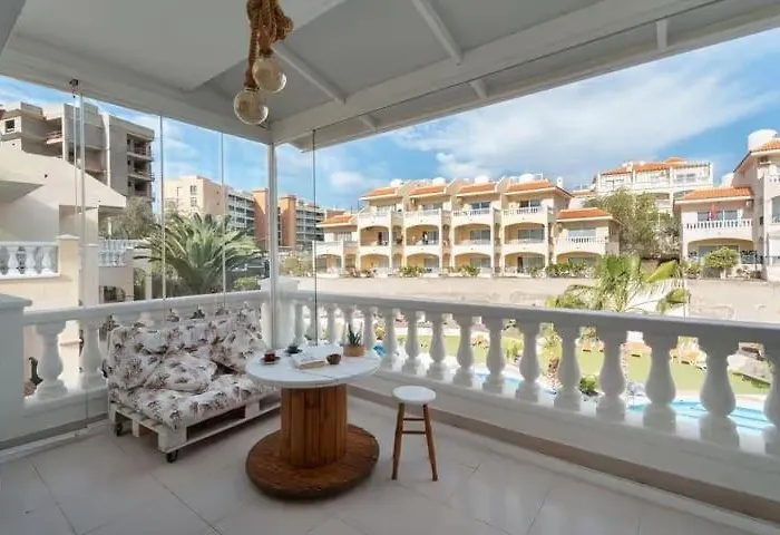 Apartamento A Bright With A Pool *