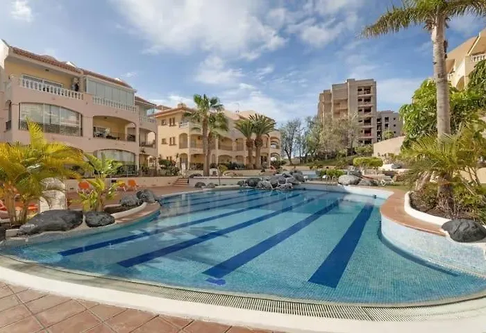 Apartamento A Bright With A Pool *