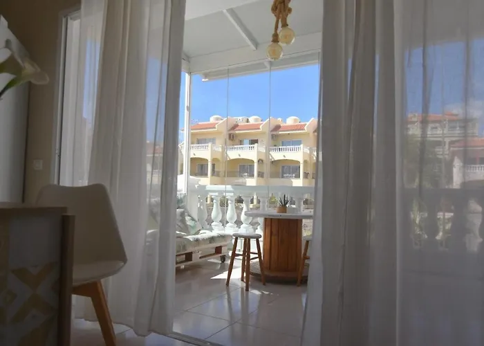 Apartamento A Bright With A Pool *